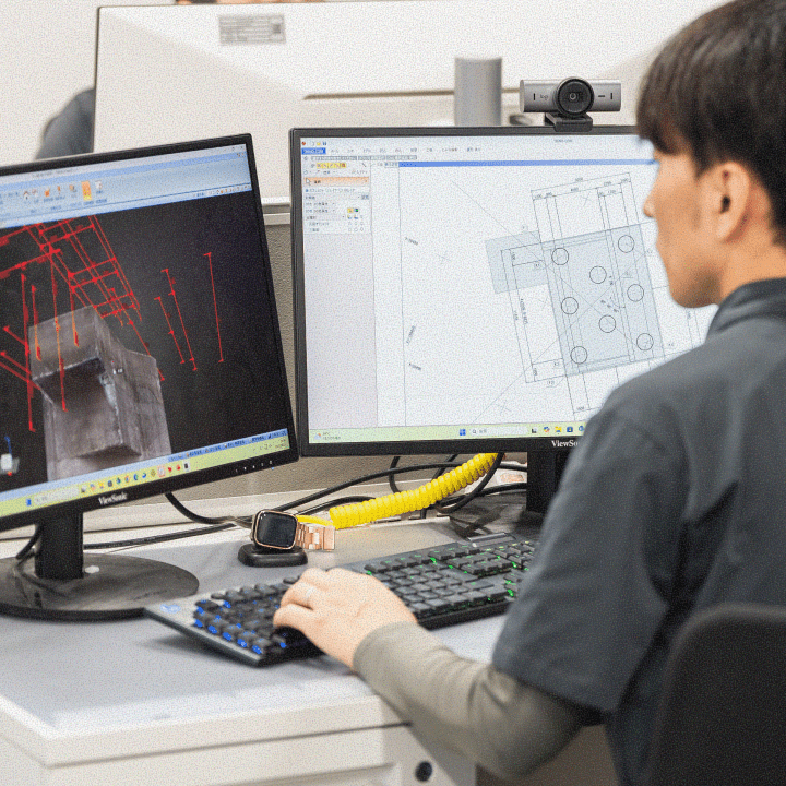 PC作業をする社員