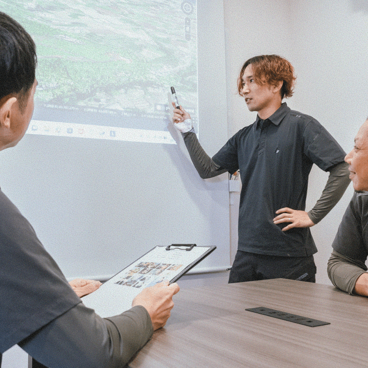 ミーティングをする社員